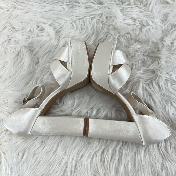 LULUS Crushest White Satin Rhinestone Ankle-Strap Chunky Heels Size 8.5 NEW - Picture 10 of 15